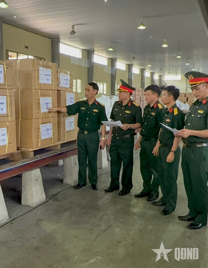  Cán bộ Cục Quân nhu và chỉ huy Kho 205 kiểm tra quy trình đóng gói các mặt hàng quân nhu trước khi bàn giao cho lực lượng tham gia nhiệm vụ cứu trợ tại Venezuela.