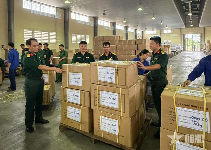 Chỉ huy Kho 205 kiểm tra quy trình đóng gói các mặt hàng quân nhu trước khi bàn giao cho lực lượng tham gia nhiệm vụ cứu trợ tại Venezuela.