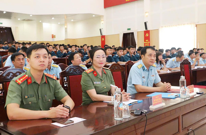 Các đại biểu tham dự hội nghị. 