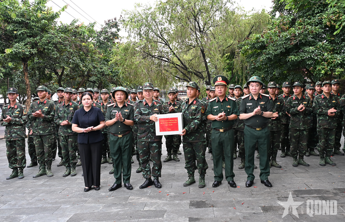  Thượng tướng Lê Quang Minh trao quà tặng Đội K53.