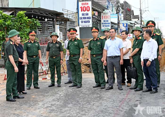 Thượng tướng Lê Quang Minh và đoàn công tác kiểm tra hiện trường tìm kiếm, quy tập hài cốt liệt sĩ. 