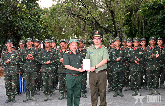  Thượng tướng Lê Quang Minh trao quà tặng Công an phường Đăk Cấm.