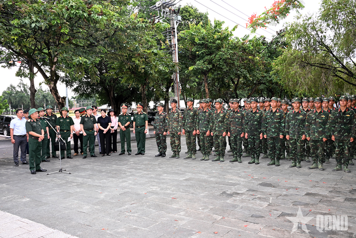 Thượng tướng Lê Quang Minh nói chuyện với Đội K53 và các lực lượng tìm kiếm, quy tập hài cốt liệt sĩ tại khu vực đường Trường Chinh. 