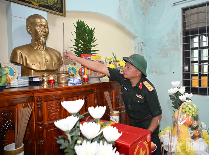 Thượng tướng Lê Quang Minh thắp hương tại Nhà quản trang (Nghĩa trang Liệt sĩ phường Đăk Cấm). 