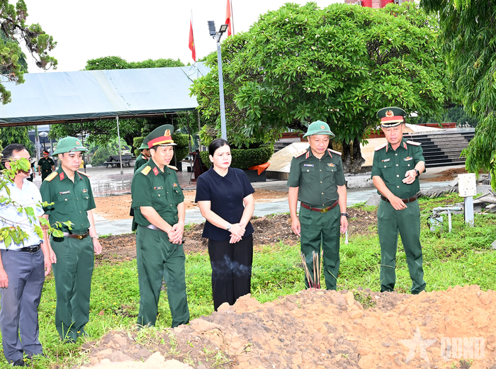 Thượng tướng Lê Quang Minh và đoàn công tác kiểm tra vị trí tìm thấy một hài cốt liệt sĩ.