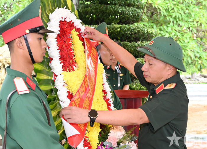 Thượng tướng Lê Quang Minh và đoàn công tác dâng hoa, dâng hương tại Nghĩa trang Liệt sĩ phường Đăk Cấm. 