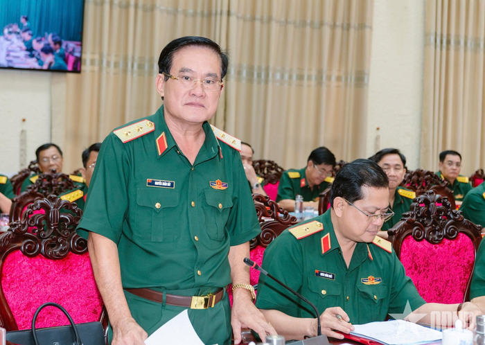  Trung tướng Nguyễn Xuân Dắt, Tư lệnh Quân khu 9 phát biểu tại hội nghị. 