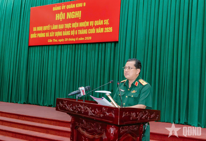 Thiếu tướng Chiêm Thống Nhất, Ủy viên Trung ương Đảng, Phó tư lệnh, Tham mưu trưởng Quân khu 9 phát biểu tại hội nghị. 