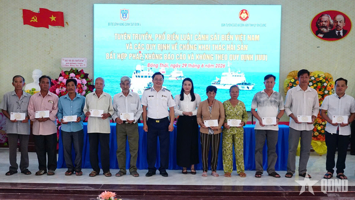 Bộ tư lệnh Vùng Cảnh sát biển 4 tặng quà các gia đình chính sách và ngư dân có hoàn cảnh khó khăn trên địa bàn xã Đông Thái, tỉnh An Giang.