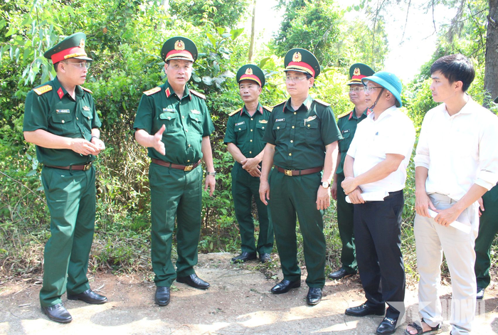  Trung tướng Lê Ngọc Hải, Ủy viên Trung ương Đảng, Tư lệnh Quân khu 5 kiểm tra thực tế vị trí quy hoạch doanh trại Trung đội Pháo Sơn Trà. 