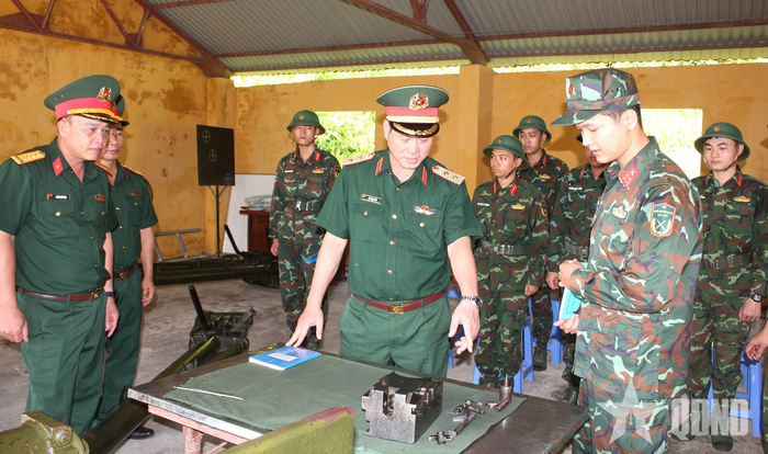  Tư lệnh Quân khu 5 kiểm tra thực hành thao tác khí tài tại Trung đội Pháo Sơn Trà. 