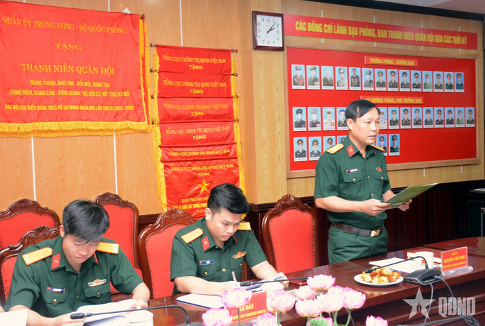  Đại tá Nguyễn Văn Ninh trình bày báo cáo tại hội nghị.