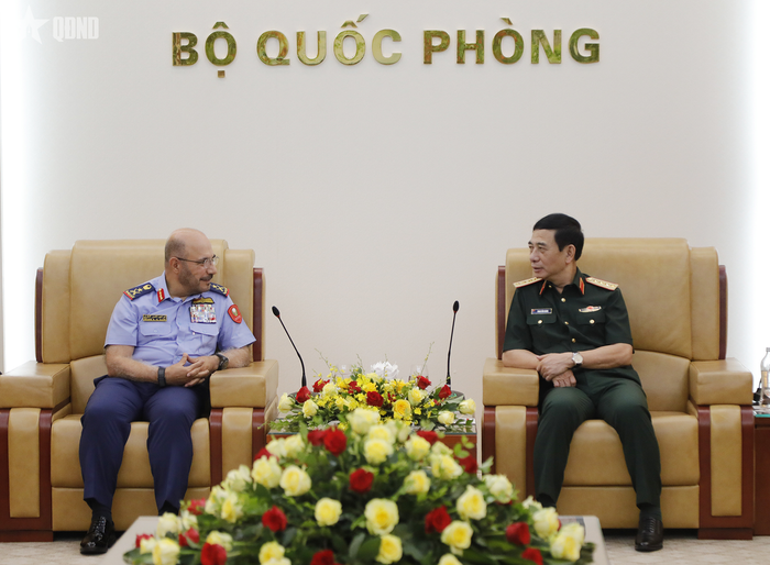 Đại tướng Phan Văn Giang trao đổi với Trung tướng Ibrahim Nasser Mohammed Al Alawi, Thứ trưởng Bộ Quốc phòng UAE. 