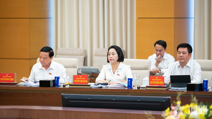 Các Ủy viên Ban Thường vụ Đảng ủy Quốc hội: Phó chủ tịch Quốc hội Nguyễn Khắc Định, Phó chủ tịch Quốc hội Nguyễn Thị Thanh, Phó chủ tịch Quốc hội Nguyễn Hồng Diên dự hội nghị. 