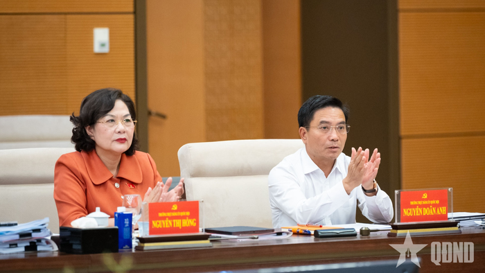 Các Ủy viên Ban Thường vụ Đảng ủy Quốc hội: Phó chủ tịch Quốc hội Nguyễn Thị Hồng; Phó chủ tịch Quốc hội, Thượng tướng Nguyễn Doãn Anh dự hội nghị. Ảnh: PHẠM THẮNG 