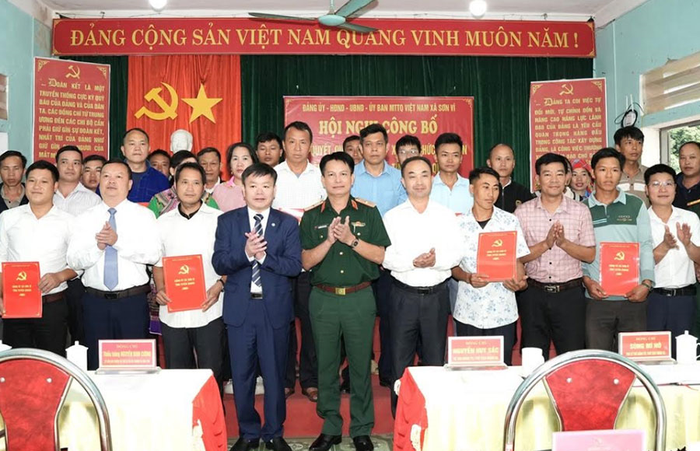 Thiếu tướng Nguyễn Đình Cương, Chỉ huy trưởng Bộ Chỉ huy Quân sự tỉnh Tuyên Quang; lãnh đạo xã Sơn Vĩ trao quyết định cho đội ngũ cán bộ thôn sau sắp xếp.