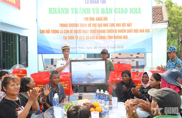  Quang cảnh lễ khánh thành và bàn giao nhà cho gia đình anh Kadá Bôi.