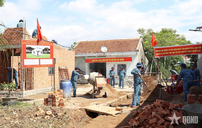 Cán bộ, chiến sĩ Lữ đoàn 189 Hải quân tranh thủ thời điểm thời tiết thuận lợi, thi công cả ngày nghỉ, bất kể thời tiết nắng, mưa. 