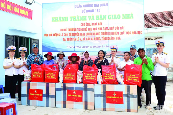 Lữ đoàn 189 Hải quân trao 20 suất quà và một số đồ gia dụng khác tặng các hộ gia đình có hoàn cảnh khó khăn trên địa bàn xã. 
