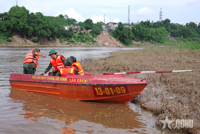 Học viên thực hành hạ thủy và vận hành phương tiện. 
