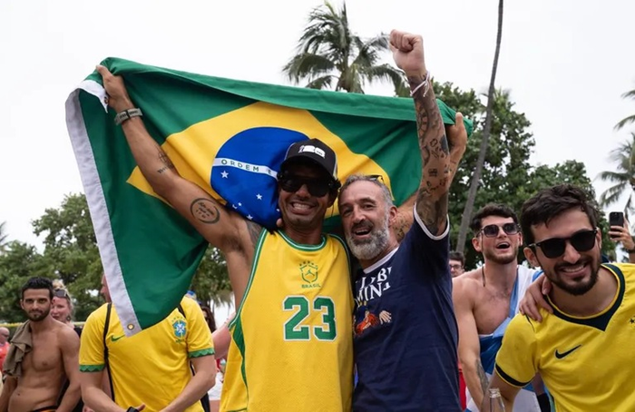  Người hâm mộ Brazil và Scotland trong trang phục mang màu sắc đội tuyển quốc gia tụ tập trên đại lộ Ocean Drive ở khu Miami Beach trước trận đấu diễn ra vào tuần trước. Ảnh: Getty Images 