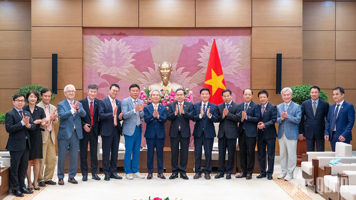  Chủ tịch Quốc hội Trần Thanh Mẫn và các đại biểu tại cuộc tiếp. Ảnh: PHẠM THẮNG