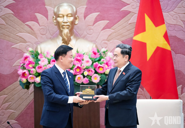 Chủ tịch Quốc hội Trần Thanh Mẫn tặng quà Giáo sư Kim Hak-min.