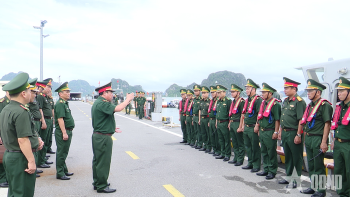  Trung tướng Nguyễn Bá Lực và đoàn công tác kiểm tra lực lượng Biên phòng thuộc Bộ CHQS tỉnh Quảng Ninh. 