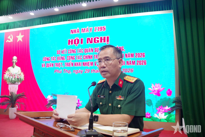 Đại tá Lê Thanh Yên, Giám đốc Nhà máy Z195 phát biểu tại hội nghị. 
