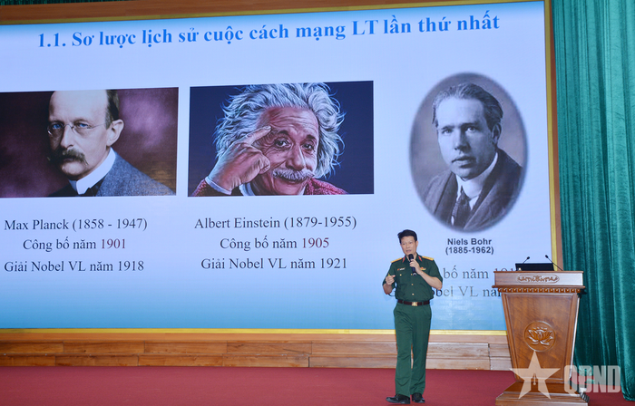 Diễn giả trình bày tham luận tại hội thảo. 
