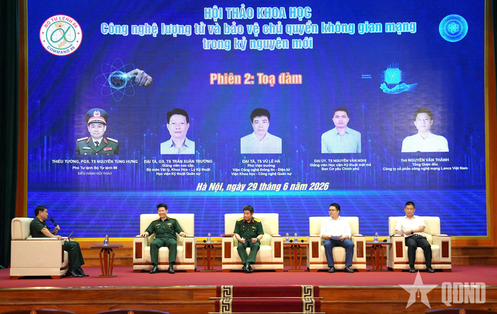 Các đại biểu và diễn giả trong phiên tọa đàm tại hội thảo. 