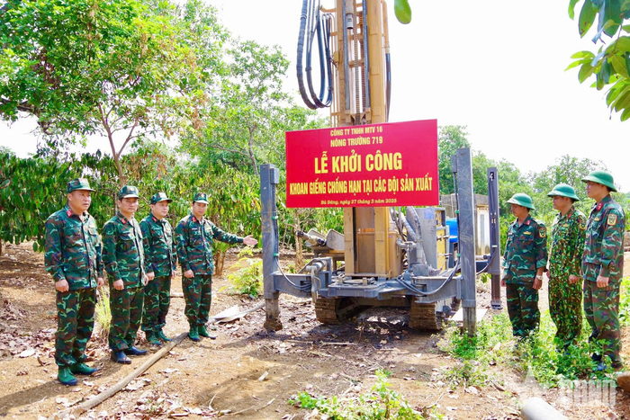  Đoàn Kinh tế - Quốc phòng 719 triển khai khoan giếng chống hạn, chủ động bảo đảm nguồn nước phục vụ sản xuất. 