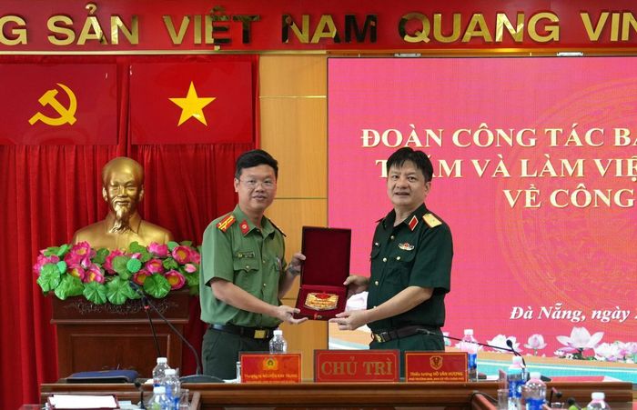 Thiếu tướng Hồ Văn Hương trao tặng biểu trưng ngành Cơ yếu cho Công an thành phố Đà Nẵng.
