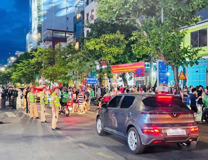 Lượng người xem pháo hoa rất đông nhưng giao thông vẫn khá thông suốt.