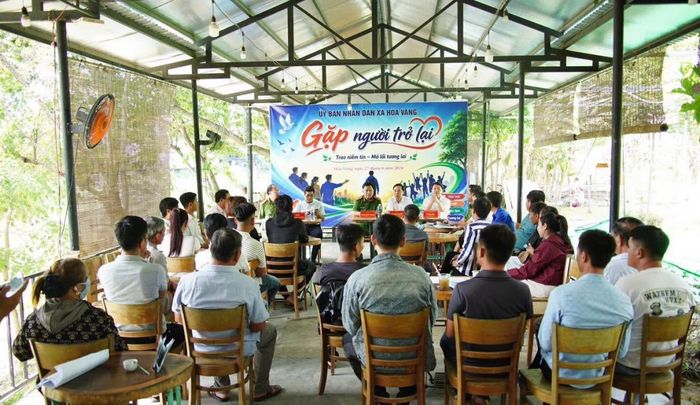 Chương trình gặp mặt trong không gian quán cà-phê đầy gần gũi.