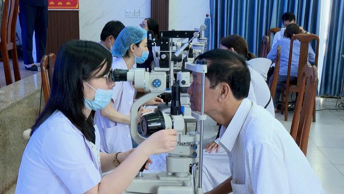 Người dân phường Hòa Khánh được khám, tư vấn, phát thuốc mắt miễn phí.