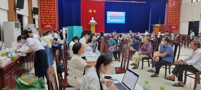 Đội ngũ y bác sĩ Bệnh viện Đa khoa Gia Đình khám bệnh, cấp thuốc miễn phí cho người cao tuổi tại xã Hòa Vang.
