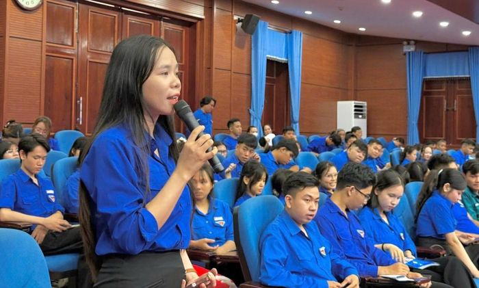 Lãnh đạo phường Thanh Khê đối thoại với các bạn trẻ.