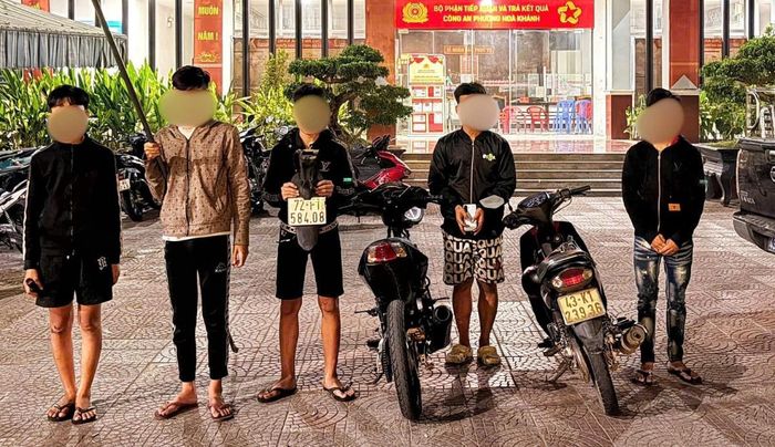 Nhóm thanh thiếu niên bị bắt giữ cùng tang vật.