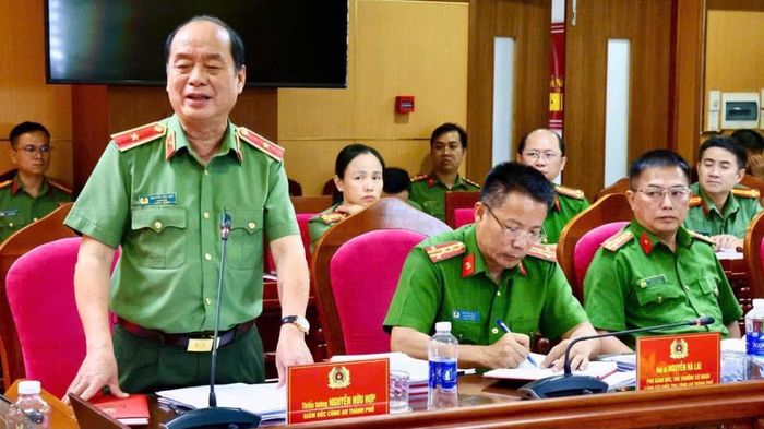 Thiếu tướng Nguyễn Hữu Hợp- Giám đốc Công an TP Đà Nẵng báo cáo kết quả công tác đấu tranh phòng, chống tội phạm và tệ nạn ma túy với đồng chí Thứ trưởng và đoàn công tác