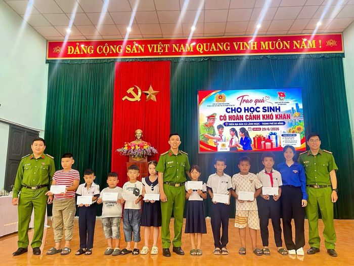 Phòng Cảnh sát điều tra tội phạm về ma túy đã trao tặng 10 suất quà cho các em học sinh.