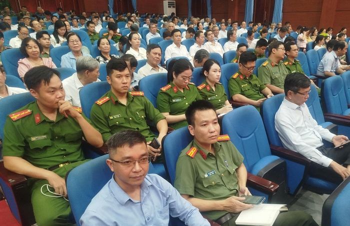 Báo cáo viên Lê Hoàng Việt Lâm thông tin thời sự đến cán bộ, đảng viên phường Thanh Khê.