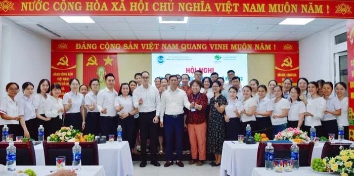 Các đại biểu chụp hình lưu niệm tại hội nghị