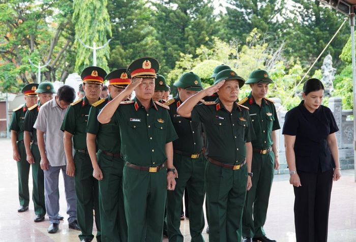 Các đại biểu dành phút mặc niệm, tưởng nhớ các Anh hùng liệt sĩ
