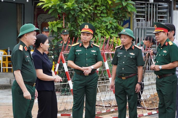 Đoàn công tác kiểm tra thực tế khu vực đào rãnh thăm dò trên đường Trường Chinh