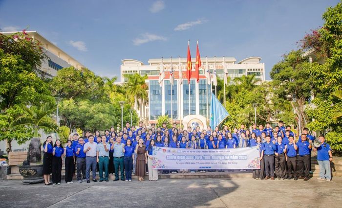 Gần 100 SV tình nguyện trường ĐHSP Đà Nẵng trước giờ xuất quân.