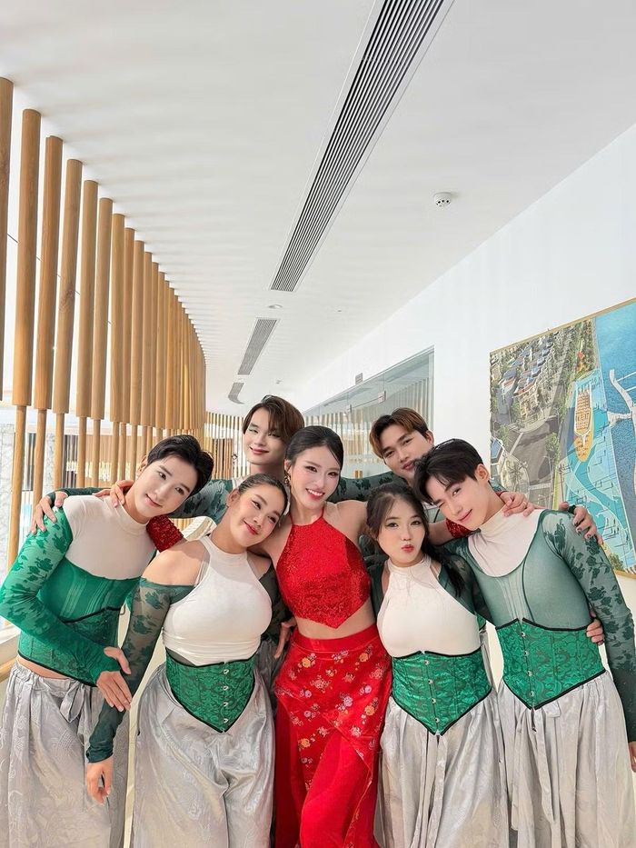 Phương Trinh bày tỏ lòng biết ơn sâu sắc đến các bạn trong nhóm vì sự đồng hành và hỗ trợ trong hành trình ý nghĩa tại cuộc thi.