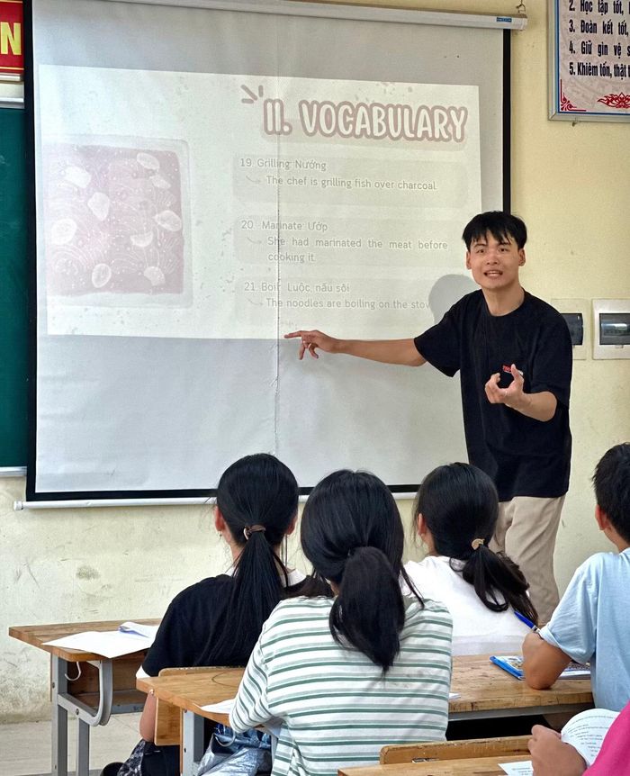 Một buổi học của dự án "ENTA - Em Nói Tiếng Anh" do Thịnh đứng lớp. (Ảnh: NVCC)