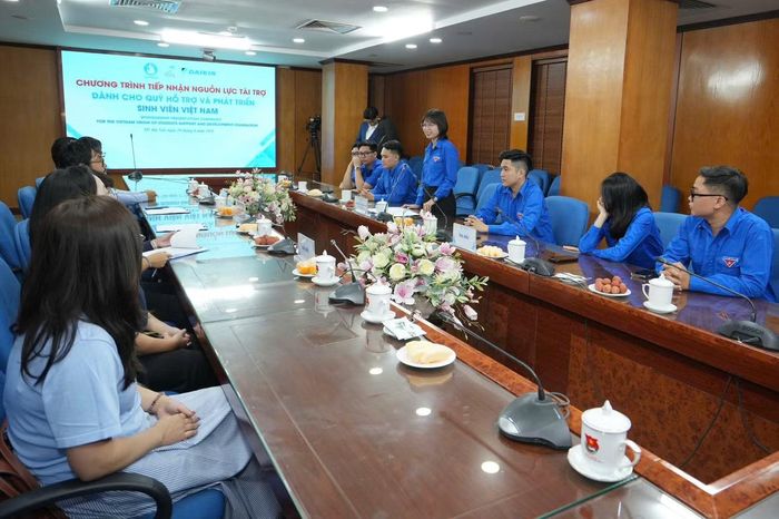Đại diện T.Ư Hội Sinh viên Việt Nam và Trung tâm Hỗ trợ và Phát triển Sinh viên Việt Nam chia sẻ tại chương trình.