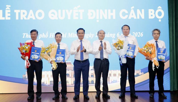  Chủ tịch UBND TPHCM Nguyễn Văn Được, Phó Chủ tịch UBND TPHCM Trần Văn Bảy trao quyết định và tặng hoa đến cán bộ. Ảnh: NGÔ BÌNH 